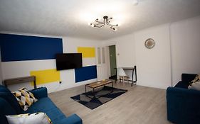 King Charles - Spacious Home, High Speed Wi-Fi, Free Parking, Garden